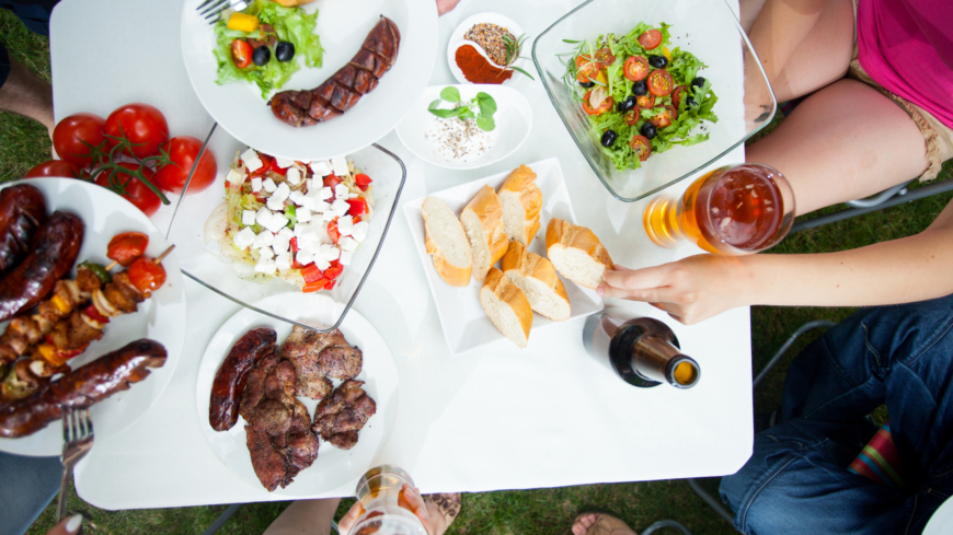Redan tidigt förstår vi det sociala förhållandet vid måltider vilket i sin tur påverkar val av maträtter. Foto: Shutterstock